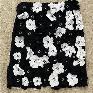 Worth New York Black & White Floral Applique Skirt Size 6 EUC